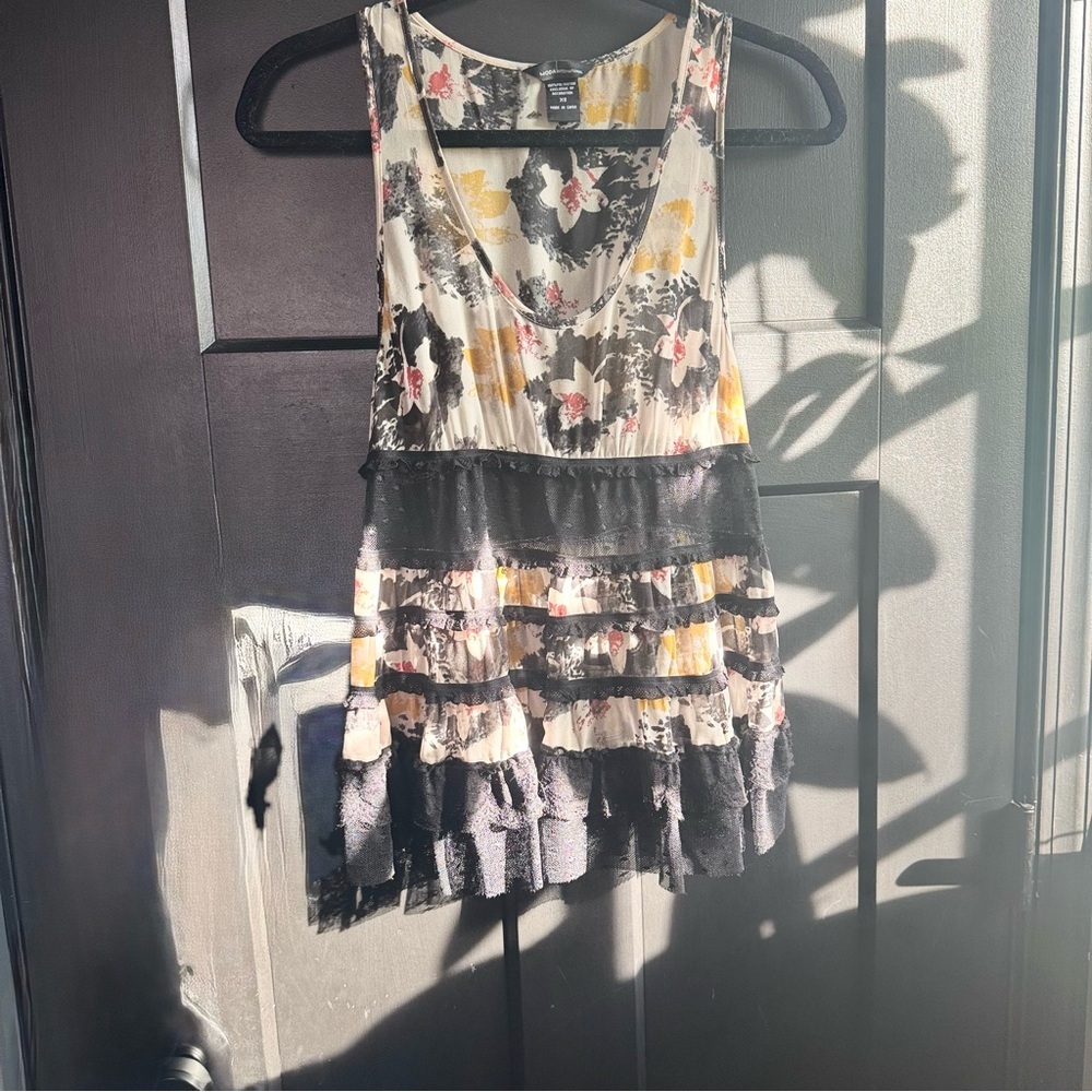 Moda International Floral Tank with Black Lace Accents - Size XS ⭐🌸